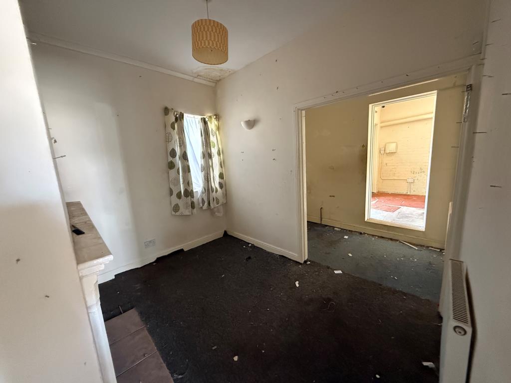 Lot: 73 - MIXED USE PROPERTY - Room to rear